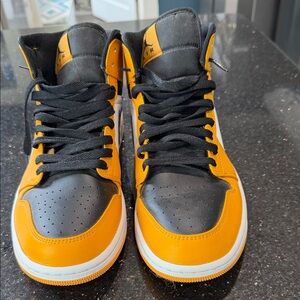 Air Jordan 1 Mid Reverse Yellow Toe
